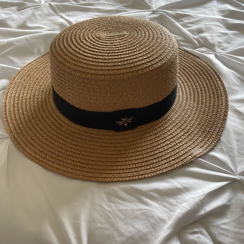 Straw hat with bee - Picture 3 of 4